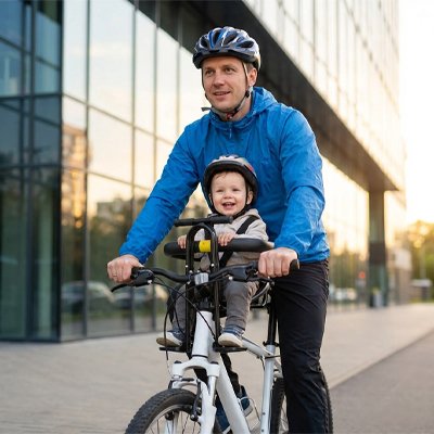 Porte bebe velo  noir bébé tout souriant sur le vélo avec son papa