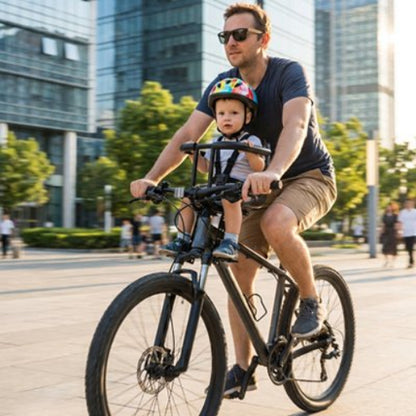 Porte bebe velo  gris noir bébé bien en sécurité avec son papa