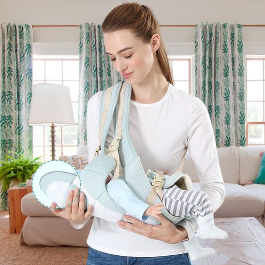 Porte bebe vert, maman portant bébé à l'horizontal
