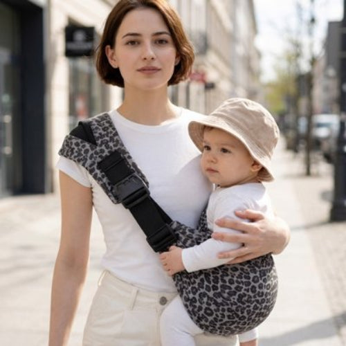 Porte bebe gris maman dans la rue avec son enfant
