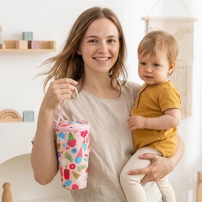 Porte biberon rose maman tient le bébé a main 