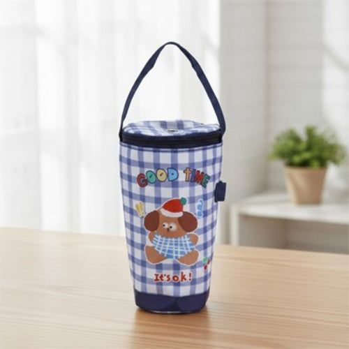 Porte biberon chien bleu posé sur la table