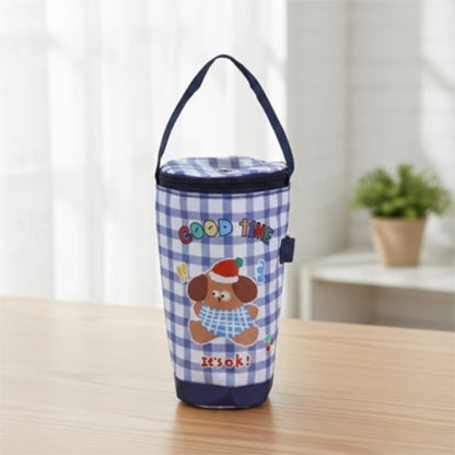 Porte biberon chien bleu posé sur la table