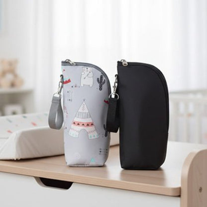 Porte biberon gris et nois posés sur la table