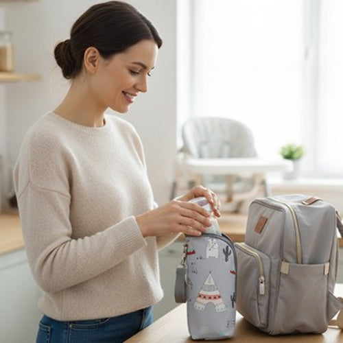 Porte biberon gris maman qui range le biberon dans son sac