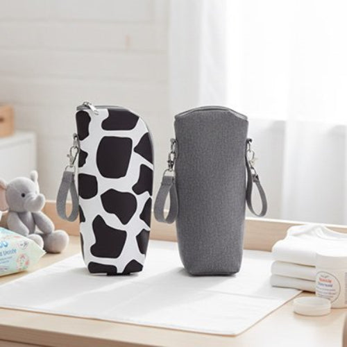 Porte biberon noir blanc et gris posé sur la table