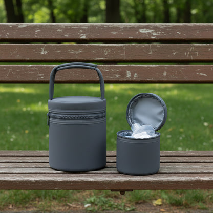 porte biberon bleu foncé posé sur un banc au parc
