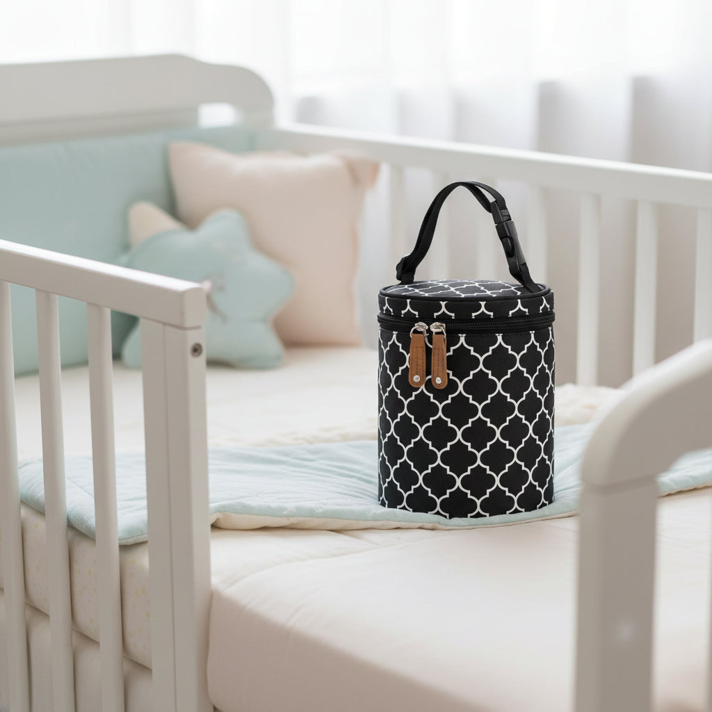 porte biberon noir posé sur le lit de bébé