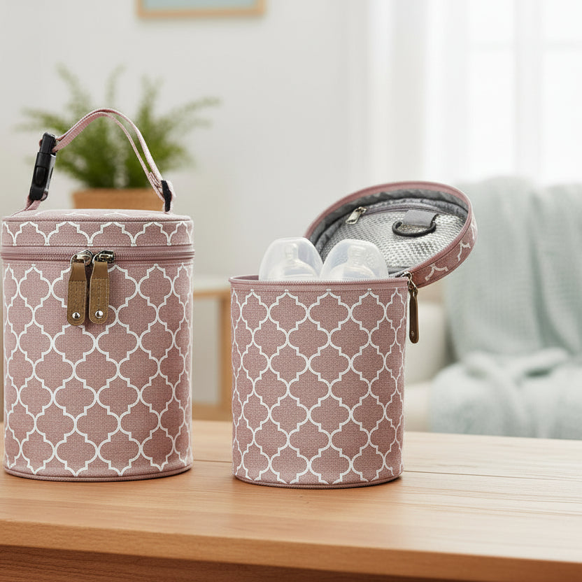 porte biberon rose posé au salon sur la table 