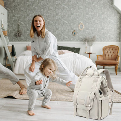sac à dos à langer beige l'enfant joue dans la chambre avec ses parents