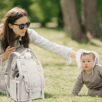 sac à dos à langer beige, maman sur le gazon avec son enfant