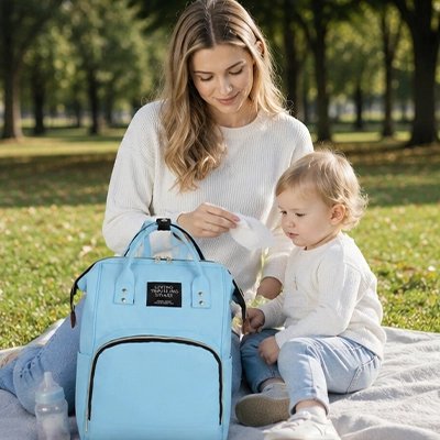 Sac a dos a langer bleu, maman au parc avec son fils