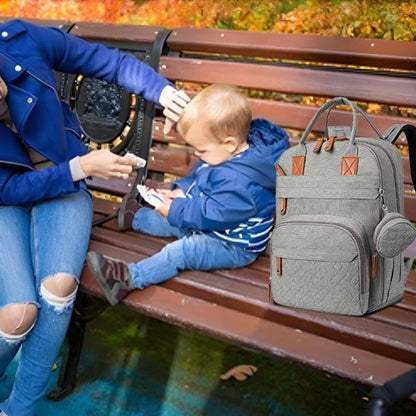 Sac à dos à langer gris, bébé assis sur un banc avec maman