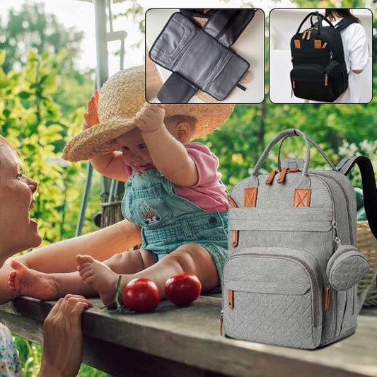 Sac à dos à langer gris, maman dans le jardin avec son bébé