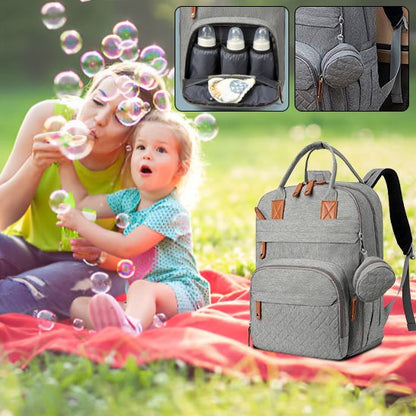 Sac à dos à langer gris, maman faisant des bulles avec sa fille