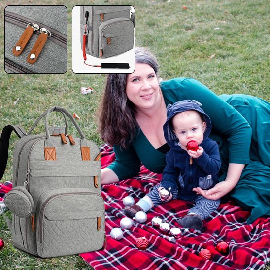 Sac à dos à langer gris,  maman sur le gazon avec son fils
