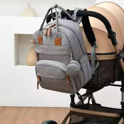 Sac à dos à langer gris sur une poussette au salon