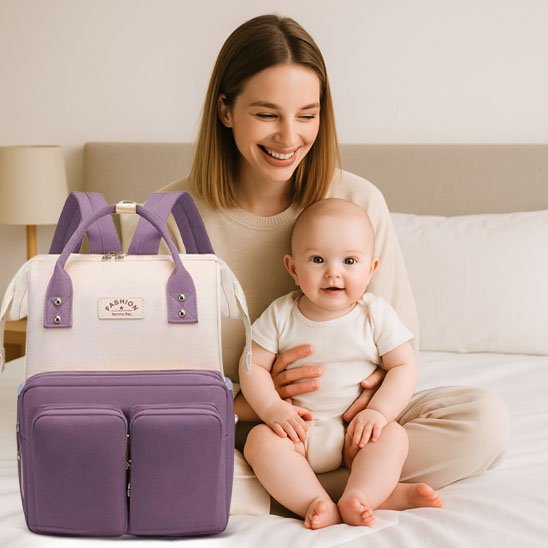 Sac à dos à langer  mauve, maman souriante dans son lit avec bébé