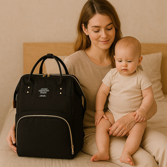 sac a dos a langer noir, maman assise dans son lit abec bébé