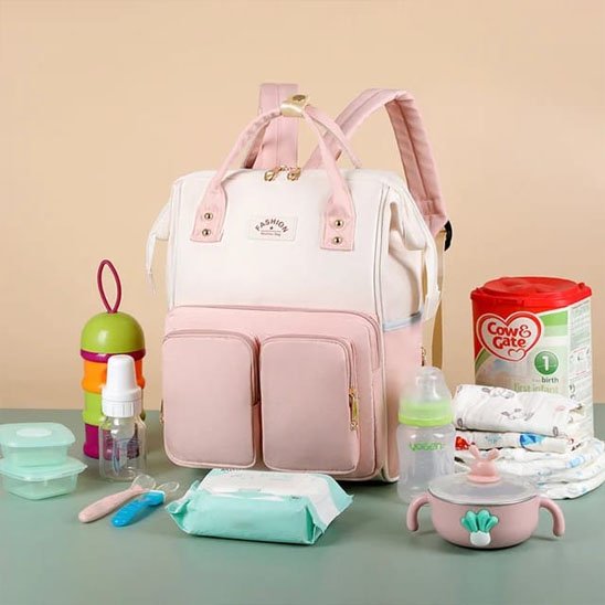 Sac à dos à  langer rose avec toute son contenu