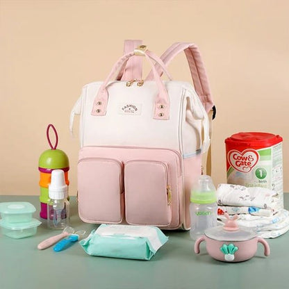 Sac à dos à  langer rose avec toute son contenu