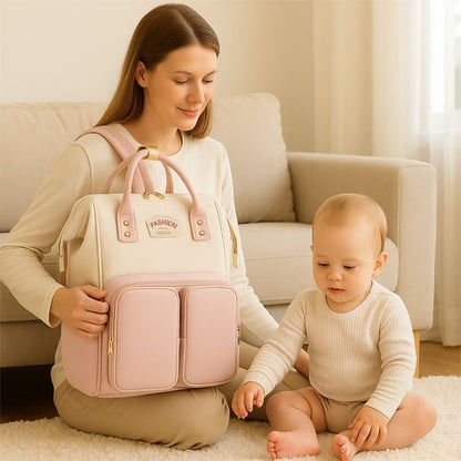 Sac à dos à langer rose, bébé sur le taps au salon avec sa maman