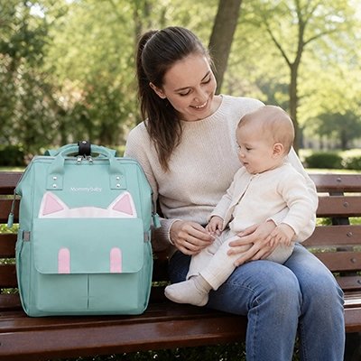 Sac a dos a langer vert, maman au parc avec bébé