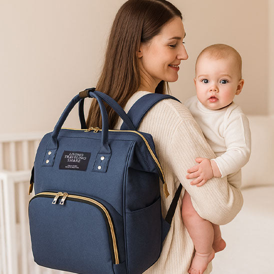 sac a dos a langer bleu, maman confortable en portant  son bébé