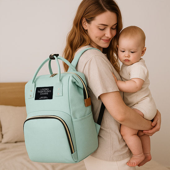 sac a dos a langer vert, bébé en sécurité dans les bras de sa maman