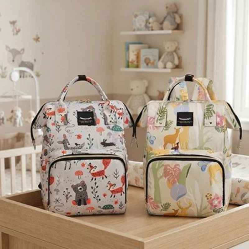 Sac a langer a dos bebe madèle 1 et 2 posés sur la table à langer