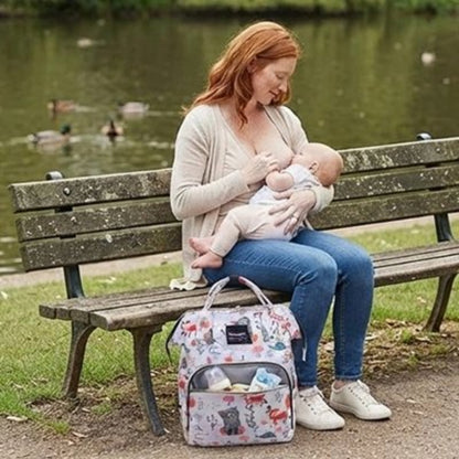 Sac a langer a dos bebe modèle 1 maman assise sur un banc donne le sein a son enfant