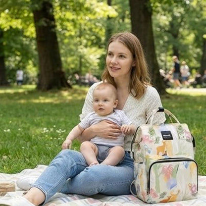 Sac a langer a dos bebe  modèle 2 maman assise au parc avec son enfant