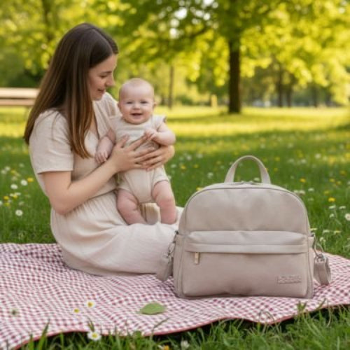 Sac a langer a dos beige maman qui regarde son enfant souriant