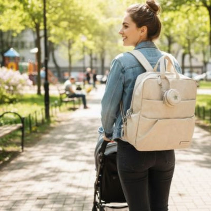 Sac a langer a dos  beige maman se balade au parc avec son enfant dans la poussette