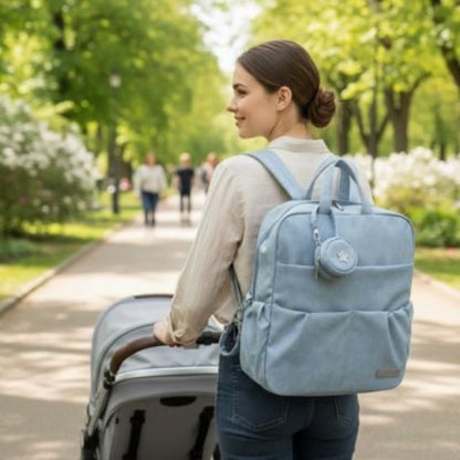 Sac a langer a dos  bleu qui prend une marche au parc avec son enfant