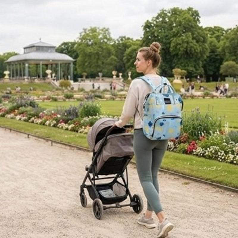 Sac a langer bebe bleu clair, maman se promène avec son enfant dans la poussette