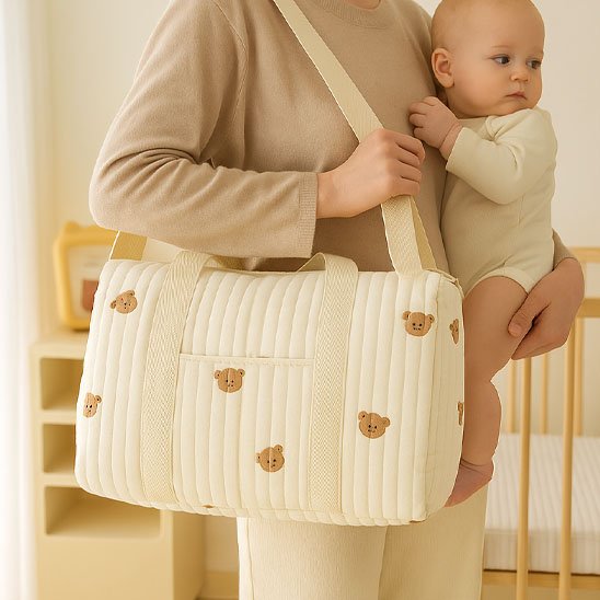 Sac a langer bebe ours, bébé entre les main de sa maman