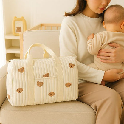Sac a langer bebe ours maman assise sur le sofa avec son enfant