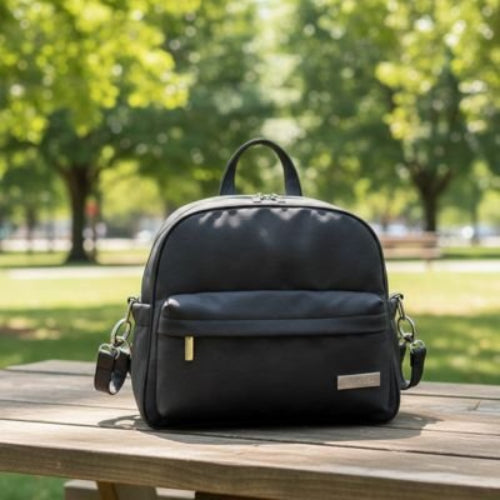 Sac a langer bebe noir deposé sur la  table