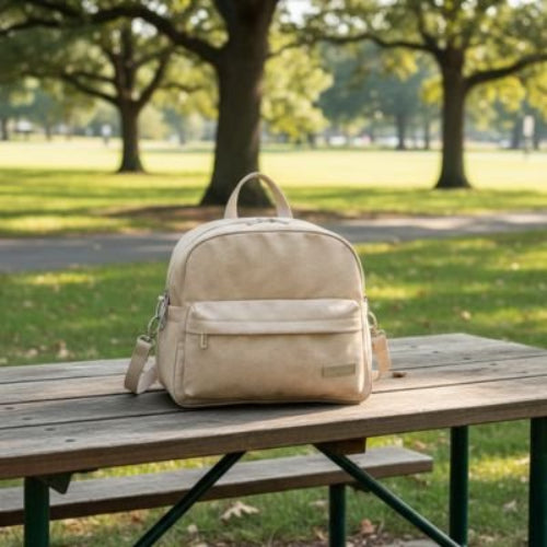 Sac a langer bebe kaki posé sur la table au parc