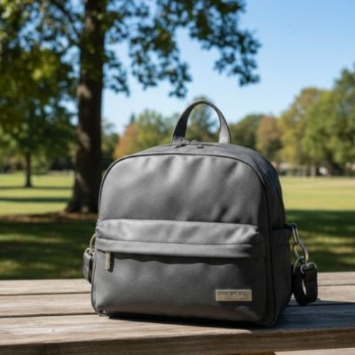 Sac a langer bebe noir qui est bien exposé sur une table