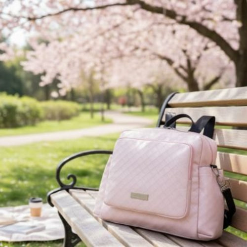 Sac a langer bebe rose bien posé sur un banc