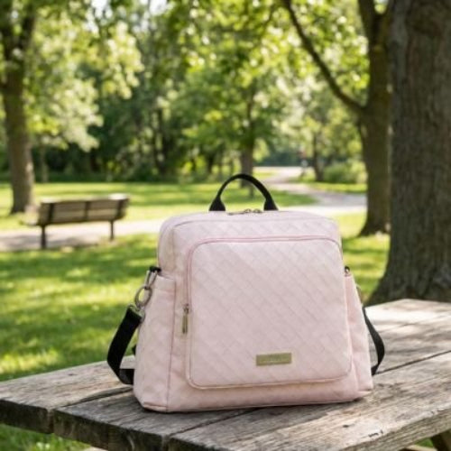 Sac a langer bebe rose posé sur une table