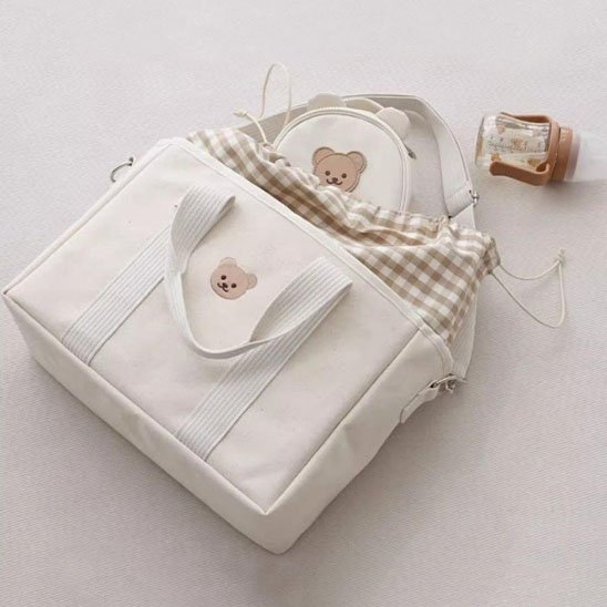 Sac à langer blanc bien présentable sur un tapis 