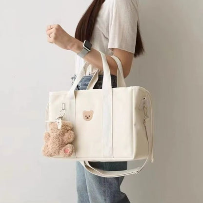 Sac à langer blanc maman qui porte sur son bras