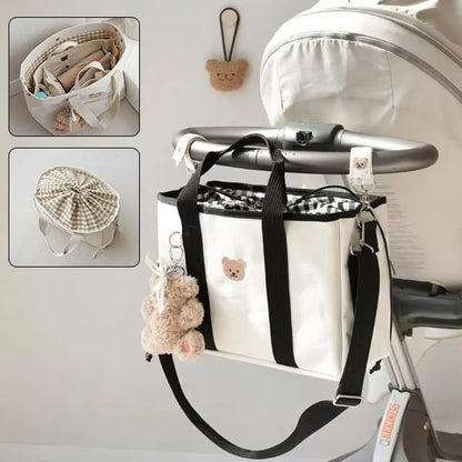 Sac à langer blanc noir avec un doudou accroché