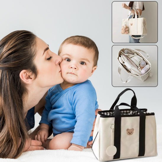 Sac à langer blanc noir posé dans la chambre avec maman qui fait bisou à son bébé