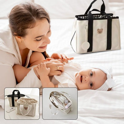 Sac à langer blanc noir près de maman et bébé