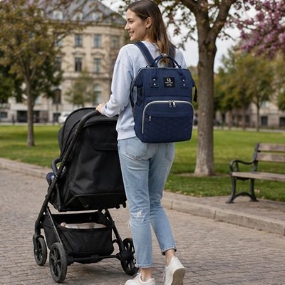 Sac a langer bleu, maman en balade avec son le sac de bébé au dos
