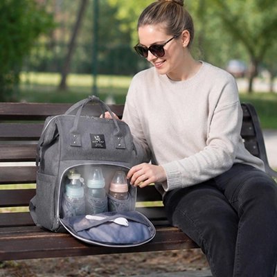 Sac a langer gris maman contente du sac de bébé bien confortable